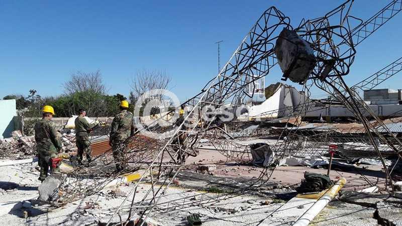 Luego de 4 meses y 4 días de ocurrido el tornado, personal del Ejército y de la Intendencia de Soriano comenzó la limpieza del gimnasio de Peñarol, afectado por el desastre natural.