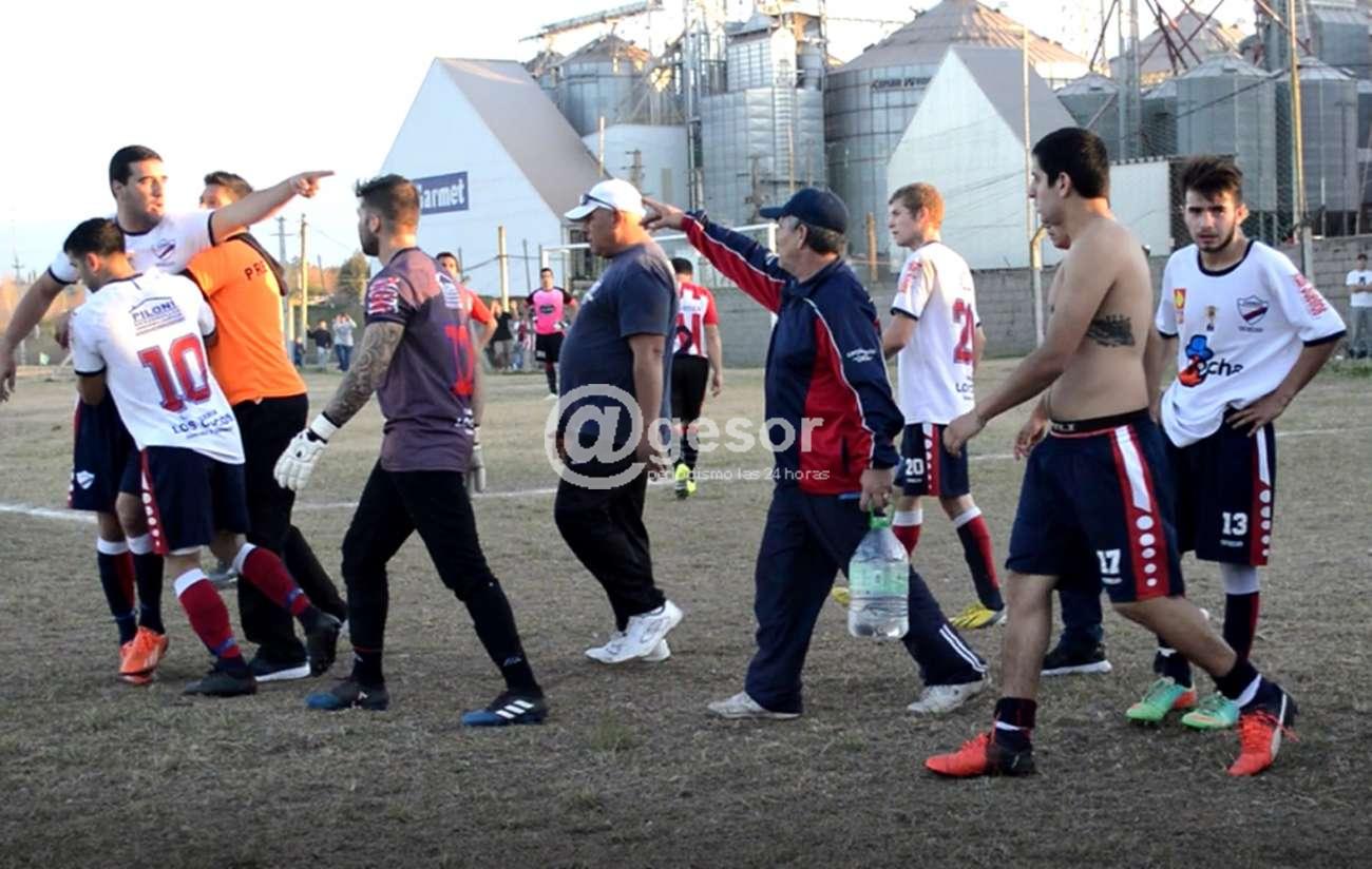 El  final  del  encuentro entre  Sandú  y Rovers terminó  con  un  incidente,  que  afortunadamente  no pasó  a  mayores. Le ofrecemos el video  de  ese episodio.