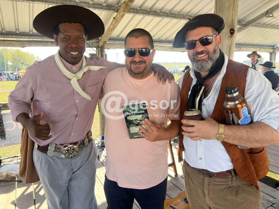 La imagen de portada del libro El Prado - Escudo de Identidad no solo remite a una escena de jineteada: preserva una parte sustancial de la memoria visual de una tradición profundamente arraigada en la cultura popular rioplatense.