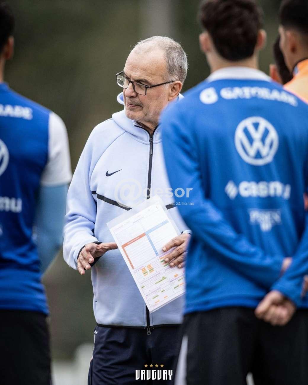 A raíz del señalamiento de Marcelo Bielsa sobre los escasos minutos de atención que los jugadores de la selección podían sostener en sus charlas técnicas, quisiera colocar nuevamente en escena dos textos en donde planteo esta dura problemática que abarca a la sociedad en su conjunto y que es particularmente compartida entre docentes y entrenadores de fútbol.